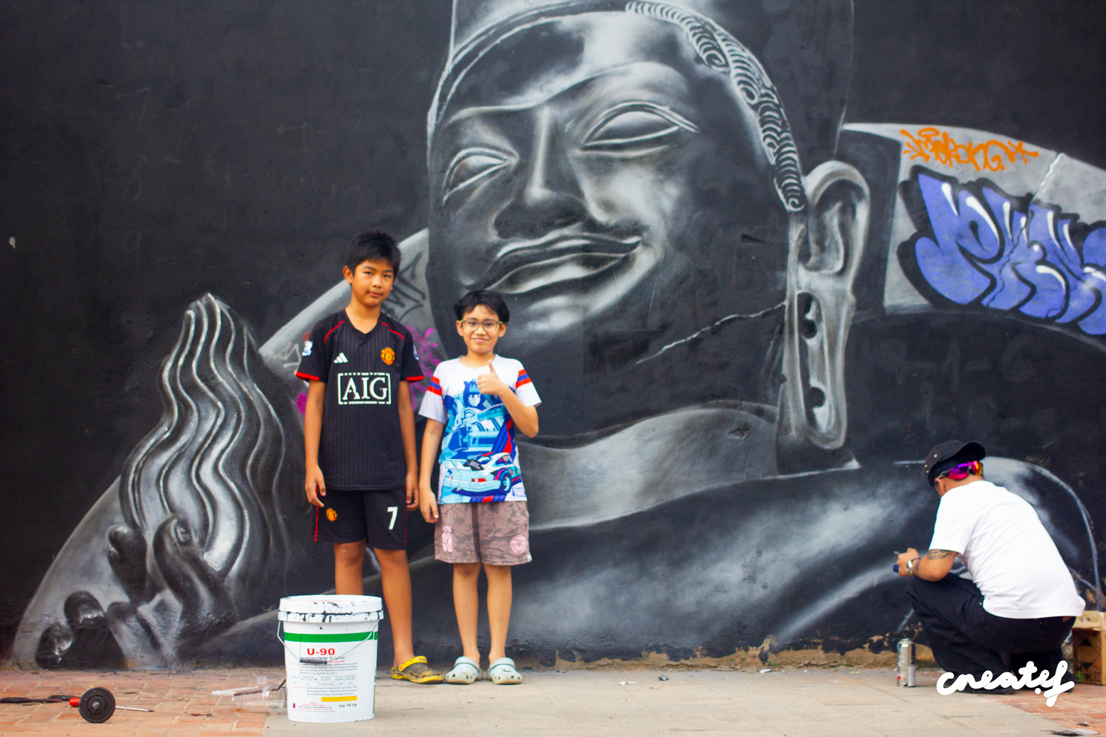 optNeighbours-seeing-the-K7-Spray-painting-Siem-Reap-in-Khmer--